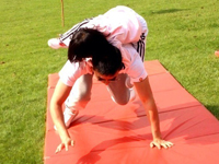 陸毅攜女參加親子運(yùn)動會同做游戲