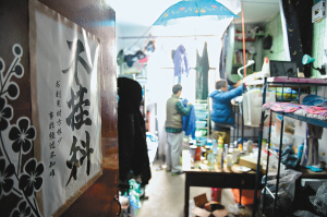 寢室門上的招貼表達(dá)了學(xué)生們的愿望，其實不逃課、少逃課才是不掛科的保證