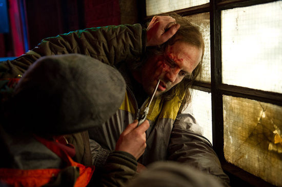 街頭圍毆，硬漢被困