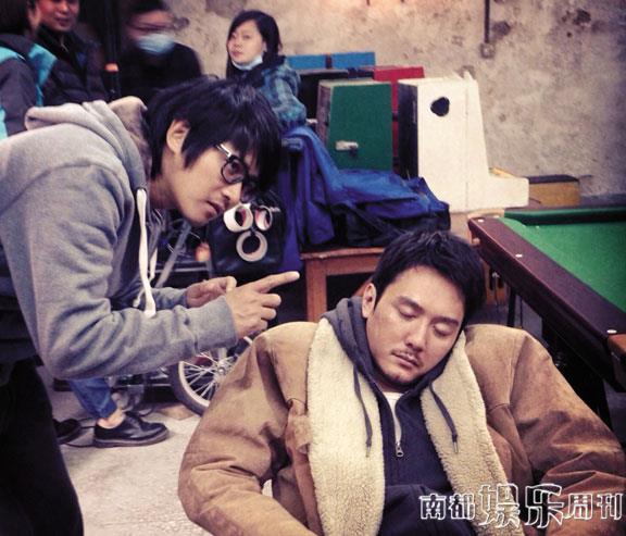 導(dǎo)演在認(rèn)真給演員說戲，演員聽得也很認(rèn)真。