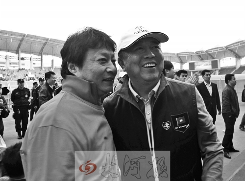 比賽結(jié)束后，老胡熱情擁抱老唐。