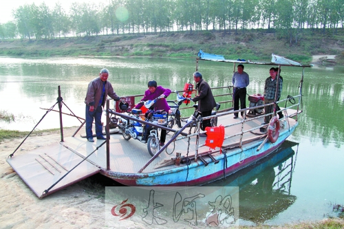 18年來，盛衛(wèi)川堅持每日如此，為河兩岸的人擺渡。