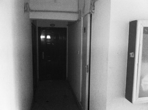 被砸網(wǎng)吧在鄭州安徐莊公館小區(qū)的一棟居民樓里，昨天，網(wǎng)吧已關(guān)門。