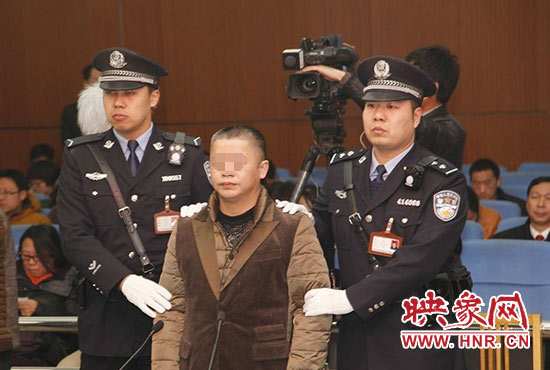 被告人被法警帶上法庭時(shí)，身上沒有戒具，也沒有剃光頭。（圖片來源于微博@豫法陽光）