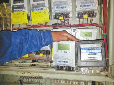 　跟智能電表（左）相比，老式機(jī)械電表（右）就像個(gè)“老古董”。