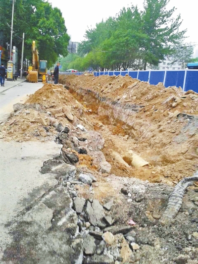 文化路大修改造工程，目前西半幅圍擋已基本鋪設到位。