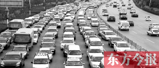 21日，鄭州市中州大道，大量擁堵的汽車將寬寬的道路變成“停車場”