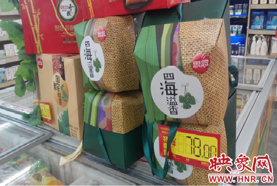 今年商場里的散裝、袋裝粽子多了，盒裝粽子的售價也更加親民。