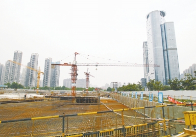 中州大道與金水東路東北角，正在建一座大型停車場(chǎng)。