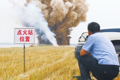 民警點火，引爆爆炸物品。