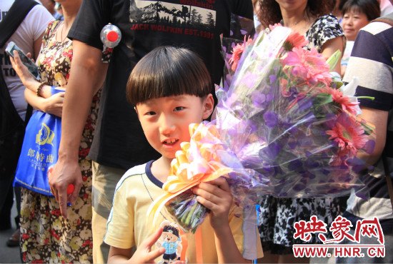 杜澤一直在考點(diǎn)門口等待表姐走出考場(chǎng)。