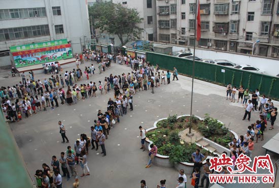 報(bào)名現(xiàn)場(chǎng)從一大早便已排起了長(zhǎng)龍。