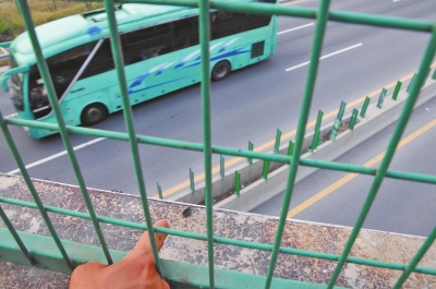 事發(fā)現(xiàn)場(chǎng)的橋梁護(hù)欄上,還留有疑似肇事瀝青塊的碎片。