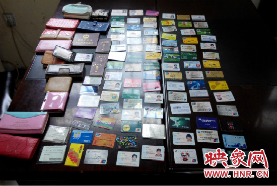 在日常執(zhí)勤當(dāng)中，巡防隊(duì)員經(jīng)常能撿到很多的身份證和銀行卡。