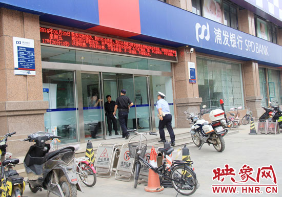 民警趕到現(xiàn)場(chǎng)了解情況。