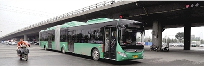 昨日上午，一輛B3快速公交測(cè)試車行駛在西三環(huán)的線路上。