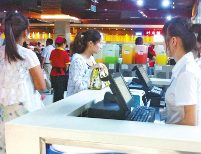 張某和安某就是在這兩臺收銀機(jī)上做的案 張某和安某就是在這兩臺收銀機(jī)上做的案