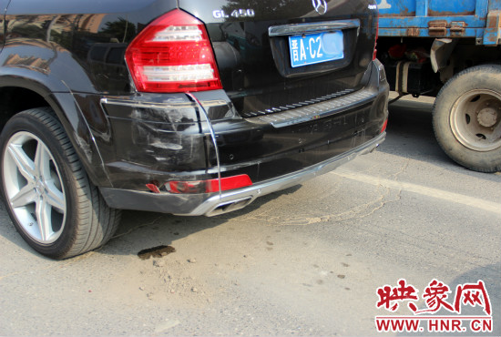 無(wú)辜奔馳越野車(chē)殘被追尾。