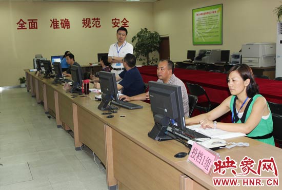 今年我省高招錄取工作正在平穩(wěn)正常開展，圖為投檔組工作人員。