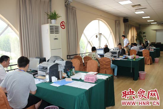 高招錄取現(xiàn)場(chǎng)錄檢組工作人員正在緊張工作中。