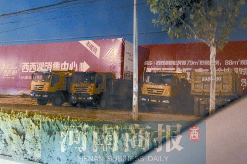 昨夜，記者發(fā)現(xiàn)一些工地外，渣土車們正在“休息”記者 鄧萬(wàn)里/攝