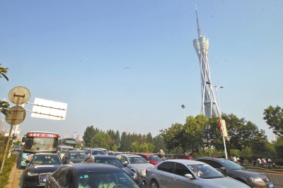 航海路中原福塔門前調(diào)頭口被封閉，等待左轉(zhuǎn)調(diào)頭的車輛排起長隊。