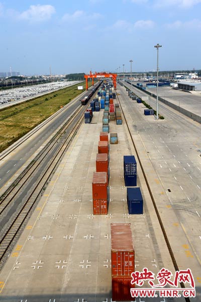 打造成為中西部地區(qū)對外貿(mào)易的“無水港”。段晉哲/攝