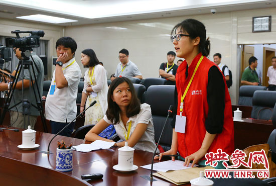 映象網(wǎng)記者就網(wǎng)友關(guān)心熱點問題向省教育廳副廳長尹洪斌提問。