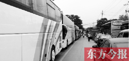 昨日，只能由東向西單行的鄭州市城南路上，闖進(jìn)了由西向東行駛的大巴車，造成嚴(yán)重交通擁堵