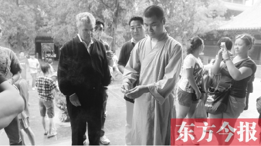 英語熟練的釋延政在少林寺接待外國游客 英語熟練的釋延政在少林寺接待外國游客