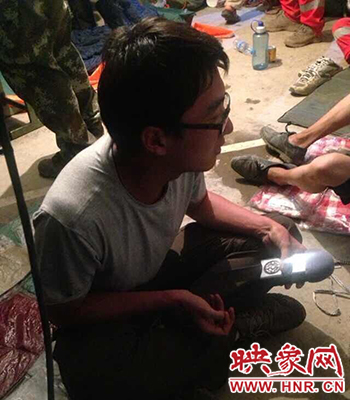 河南新聞廣播記者朱奕名深夜采訪(fǎng)受災(zāi)群眾