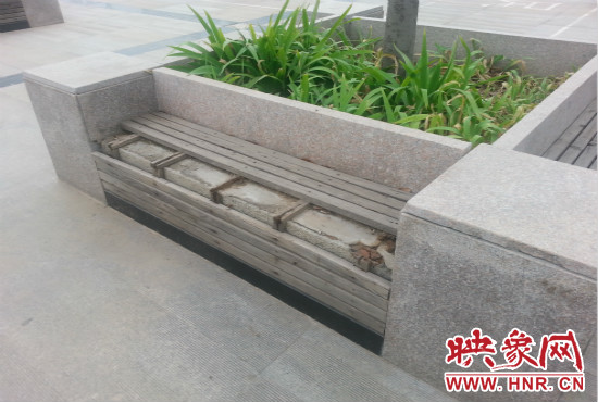 基礎(chǔ)設(shè)施破壞嚴(yán)重，一直無(wú)人修理。