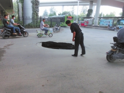 市民探頭看，大坑“深不可測”。