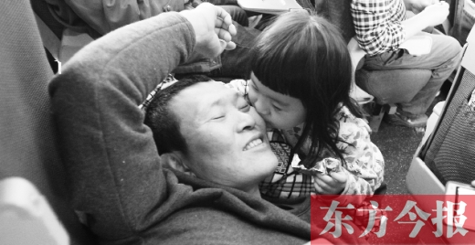 女兒嘟嘟不時的親吻是他最好的“鎮(zhèn)痛藥”。