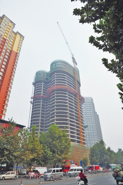 男子坐在百米塔吊上 男子坐在百米塔吊上