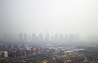 玉米秸稈煙淹了“大玉米”10月7日，霧霾籠罩下的鄭東新區(qū)CBD。