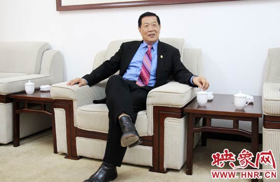 以精湛讀到的刑偵鑒識(shí)技術(shù)享譽(yù)國(guó)際的李昌鈺博士，被譽(yù)為“當(dāng)代福爾摩斯”。