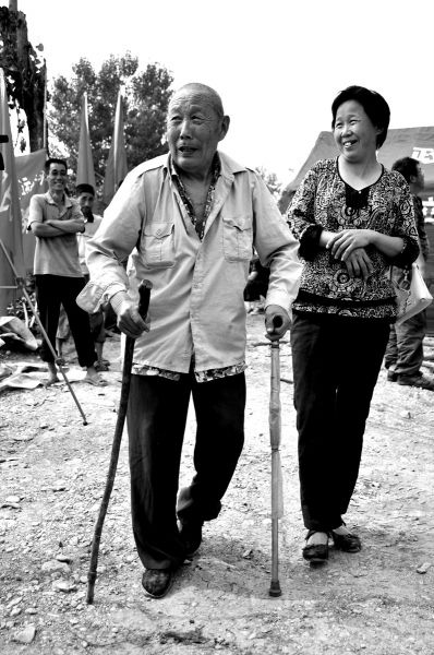 2011年6月26日，何兆勝在三女兒的陪伴下漫步在搬遷現(xiàn)場(chǎng)。