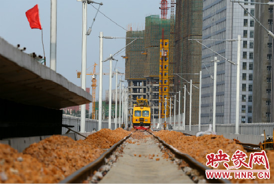 工程車在鋪好的軌道上忙碌不停。