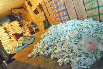 大袋的飼料添加劑氯化鈉經(jīng)過仿冒加工，就變成了小袋的食用碘鹽。