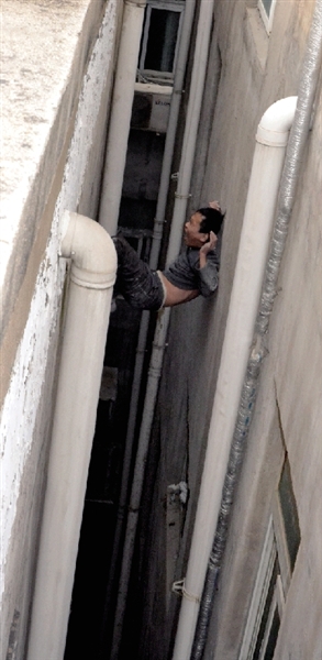 就在民警緊急施救時(shí)，他從兩樓之間摔下。