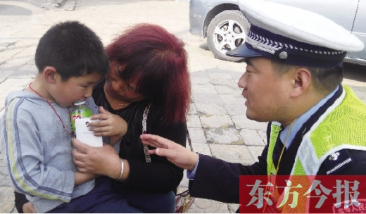 昨日，5歲的男孩獲救后，向民警講述被拐經(jīng)過(guò)。