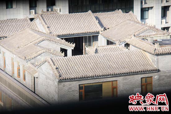 這座建筑里面的裝修奢華考究，門窗和吊頂均為紅木。