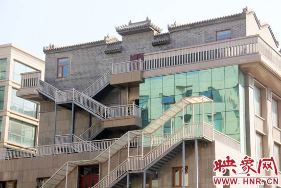 這座建筑的背面，已建好步梯。