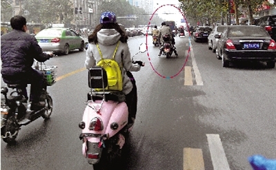 女摩的司機騎得飛快，闖了3次紅燈