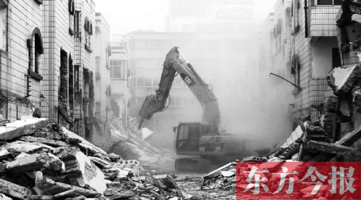 昨日，鄭州市棗莊社區(qū)拆遷現(xiàn)場，揚(yáng)塵漫天，附近居民叫苦不迭