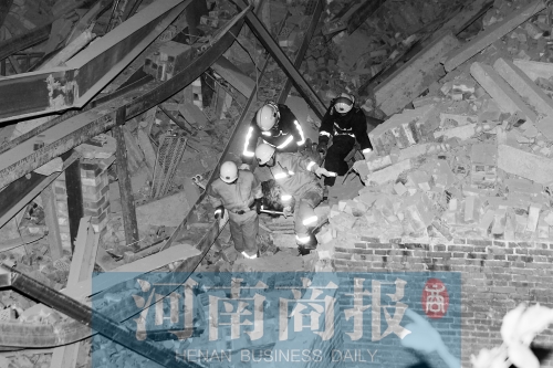 昨晚8點(diǎn)30分，消防員從廢墟中救出一名被埋者