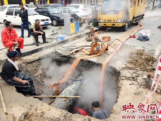 工人連續(xù)奮戰(zhàn)十幾個(gè)小時(shí)了