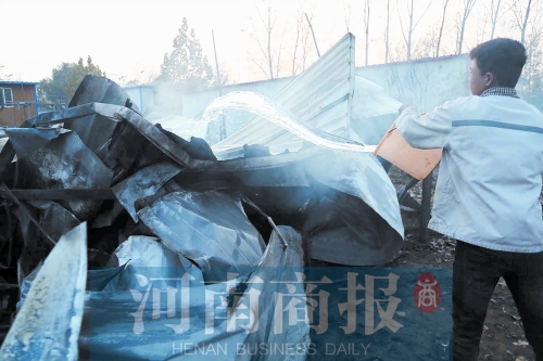 還有零星的火苗沒滅，有人在拿水澆