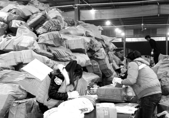 “雙十一”過(guò)后快遞業(yè)迎來(lái)投遞高峰，鄭州一家快遞公司網(wǎng)點(diǎn)內(nèi)，快遞堆積如山，分揀員24小時(shí)不間斷工作